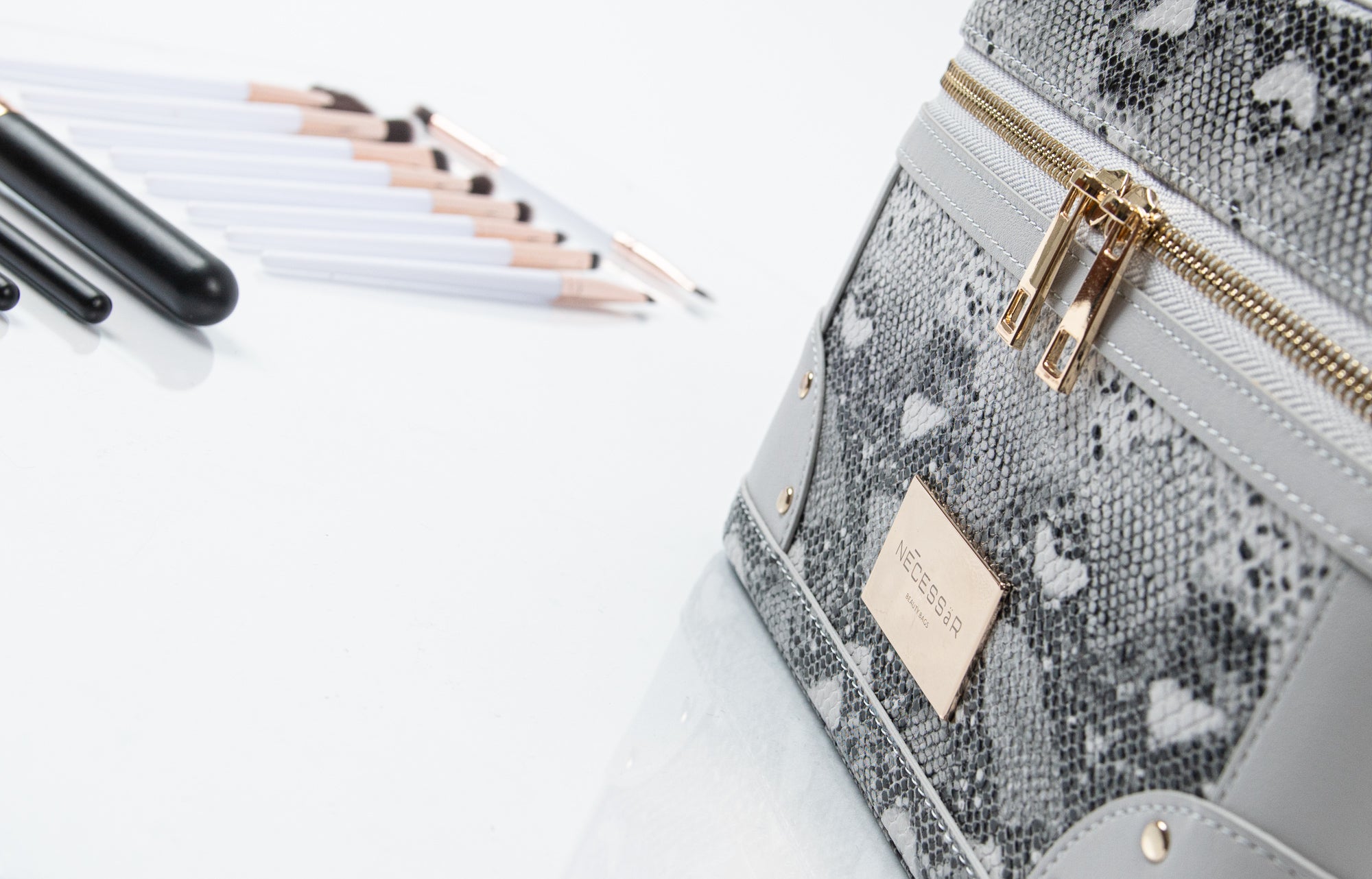Elegant sminkväska och beauty bag i hög kvalitet, designad för att stå framme som inredningsdetalj