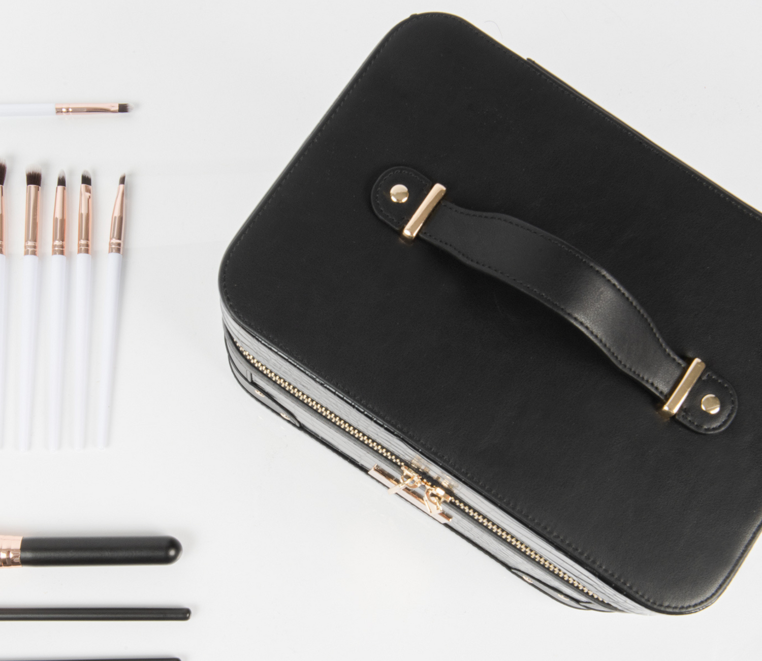 Lyxig Beauty Bag i konstläder med smart förvaring för sminkborstar och skönhetsprodukter