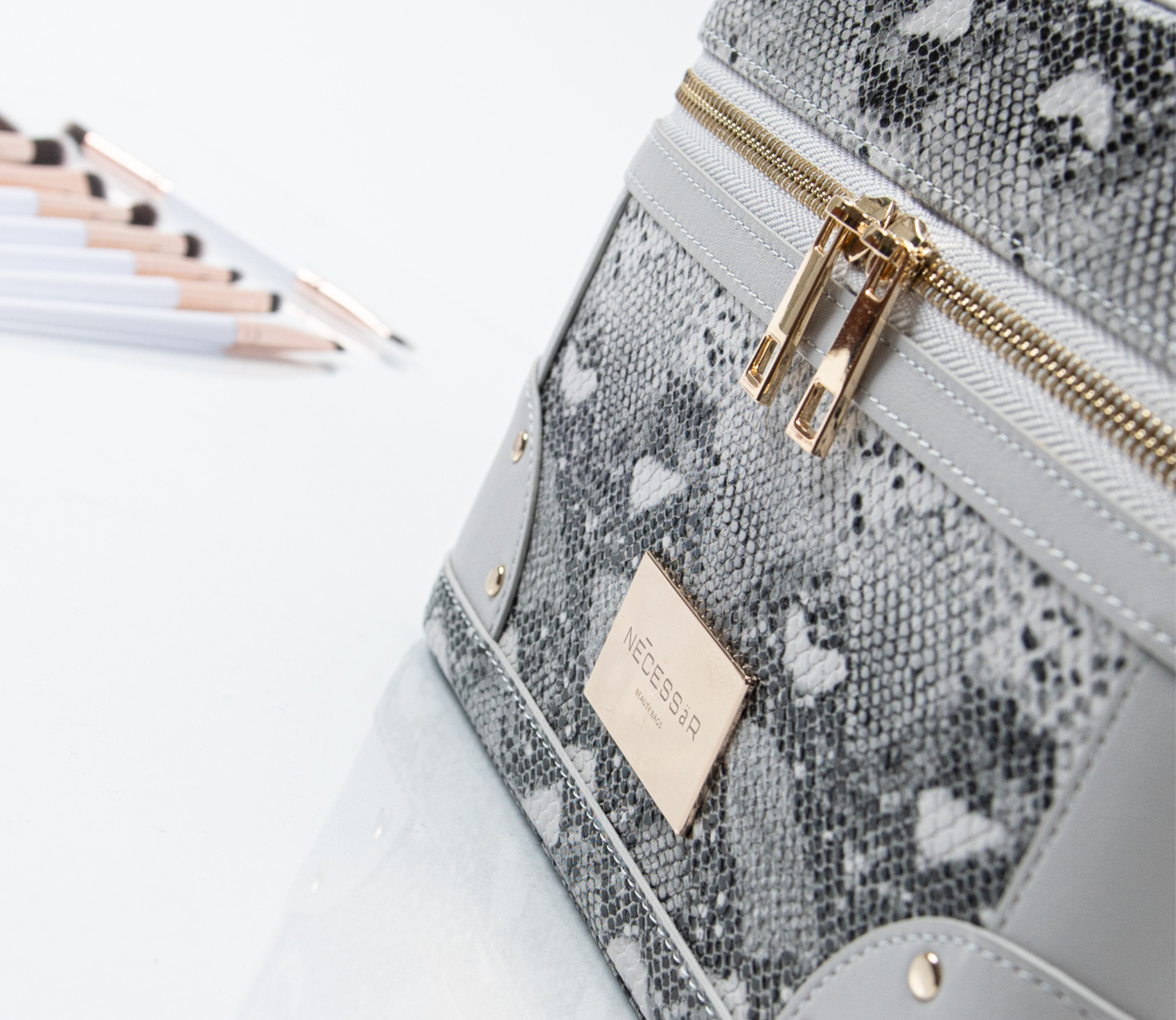 Lyxig Beauty Bag i konstläder med smart förvaring för sminkborstar och skönhetsprodukter